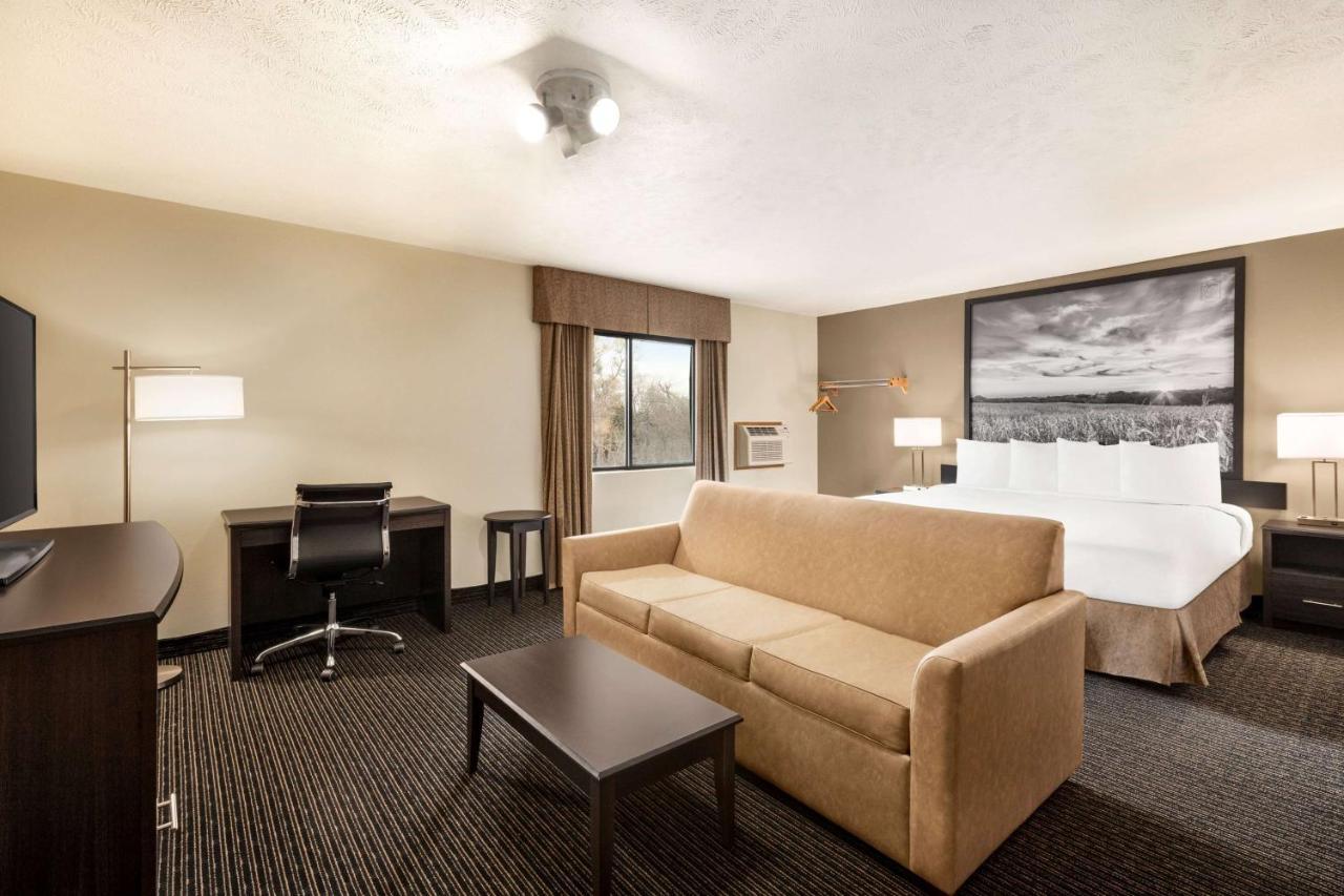 Super 8 By Wyndham Lincoln North Hotel Eksteriør billede
