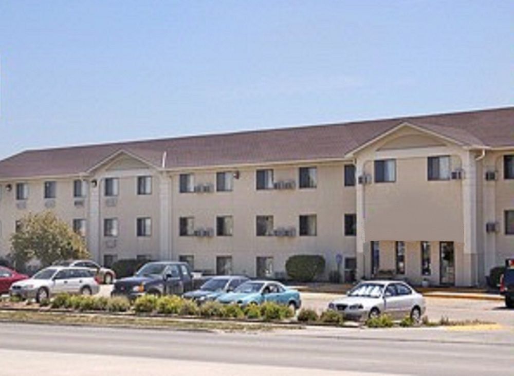 Super 8 By Wyndham Lincoln North Hotel Eksteriør billede